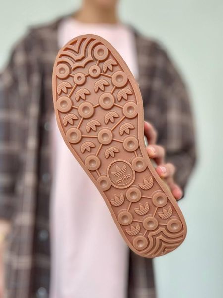Женские кроссовки Adidas Gazelle на платформе замшевые бежевые с зелёным Адидас Газели Arm-Gazz_03456 фото