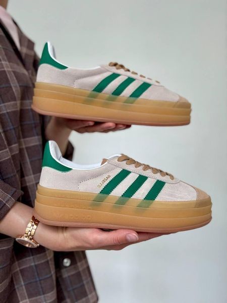 Женские кроссовки Adidas Gazelle на платформе замшевые бежевые с зелёным Адидас Газели Arm-Gazz_03456 фото