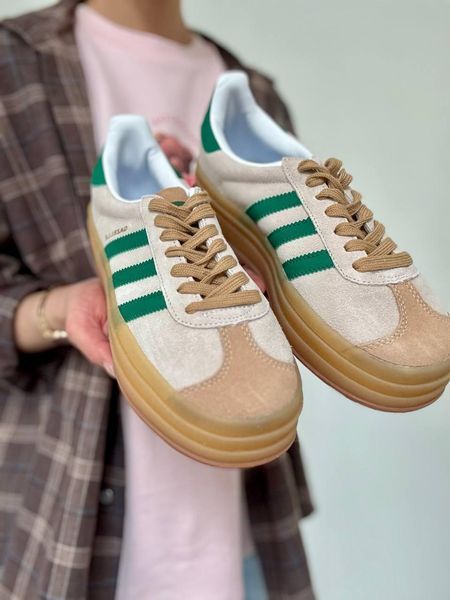 Женские кроссовки Adidas Gazelle на платформе замшевые бежевые с зелёным Адидас Газели Arm-Gazz_03456 фото