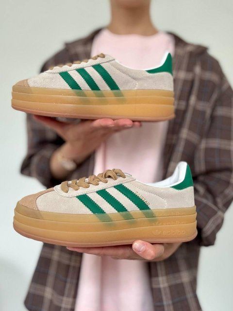 Женские кроссовки Adidas Gazelle на платформе замшевые бежевые с зелёным Адидас Газели Arm-Gazz_03456 фото