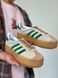 Женские кроссовки Adidas Gazelle на платформе замшевые бежевые с зелёным Адидас Газели Arm-Gazz_03456 фото 4