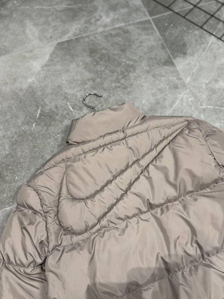 Чоловіча зимова куртка Nike Nocta бежева Пуховик Найк Нокта без капюшона Моло-34701 фото