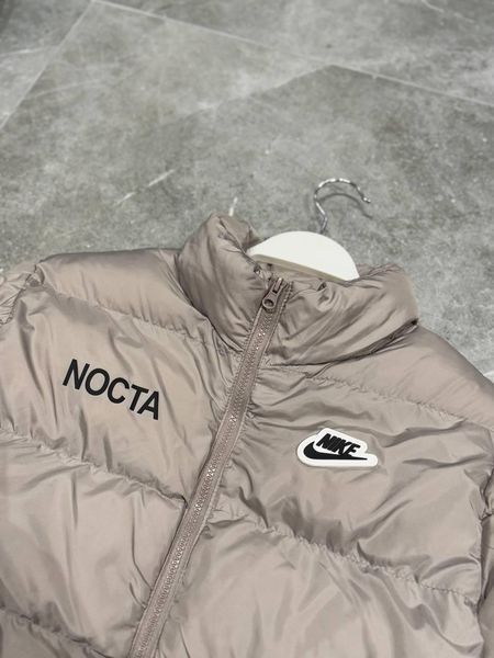 Чоловіча зимова куртка Nike Nocta бежева Пуховик Найк Нокта без капюшона Моло-34701 фото
