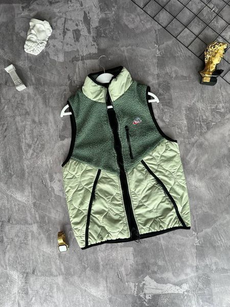 Чоловіча жилетка Nike без капюшона зелена Безрукавка Найк весняна Моло-NS4 фото