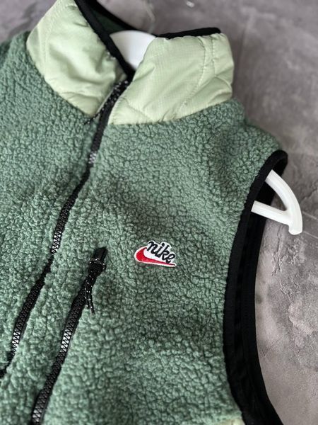Чоловіча жилетка Nike без капюшона зелена Безрукавка Найк весняна Моло-NS4 фото