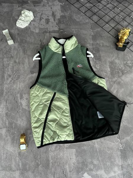 Чоловіча жилетка Nike без капюшона зелена Безрукавка Найк весняна Моло-NS4 фото