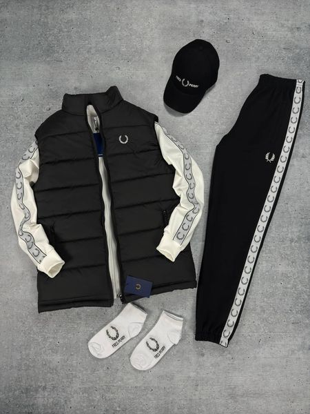 Мужской костюм Fred Perry с лампасами черный Комплект Фред Перри Жилетка Кепка Хар-557 фото