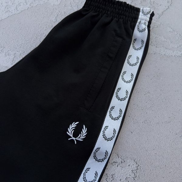 Чоловічі штани Fred Perry з лампасами чорні Брюки Фред Перрі на резинці Хар-461 фото