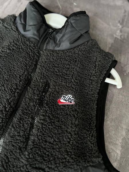 Мужская жилетка Nike без капюшона серая Безрукавка Найк весенняя Моло-NS3 фото