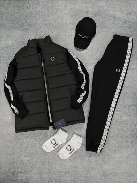 Мужской костюм Fred Perry с лампасами молочный Комплект Фред Перри Костюм Жилетка Кепка Хар-556 фото