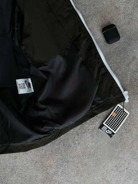 Чоловіча вітровка Nike чорна з білим Куртка Найк із плащової тканини Моло-TS28 фото