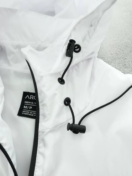 Чоловіча куртка Arcteryx на Gore-Tex біла Куртка демісезонна легка з капюшоном Хар-551 фото