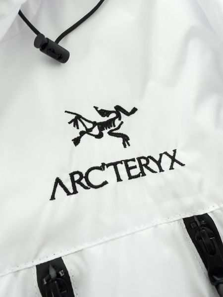Чоловіча куртка Arcteryx на Gore-Tex біла Куртка демісезонна легка з капюшоном Хар-551 фото