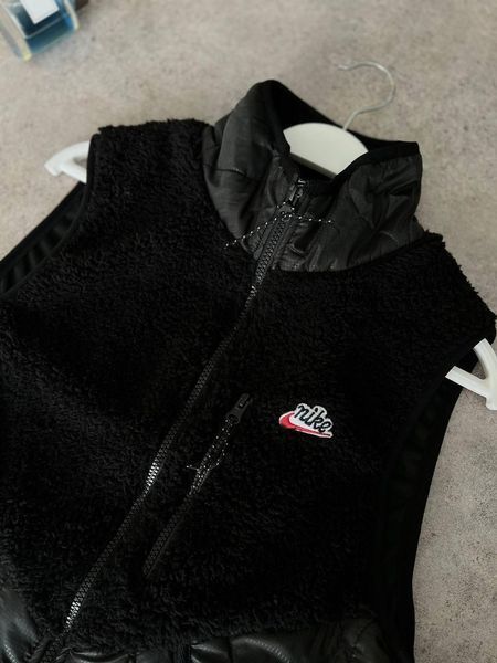 Чоловіча жилетка Nike без капюшона з плащової тканини чорна Безрукавка Найк демісезонна Моло-NS1 фото