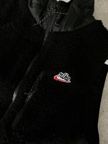 Чоловіча жилетка Nike без капюшона з плащової тканини чорна Безрукавка Найк демісезонна Моло-NS1 фото