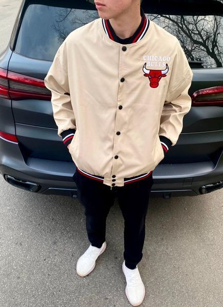 Мужской бомбер оверсайз Chicago Bulls бежевый Куртка Чикаго Буллз Bre-F0011 1 фото