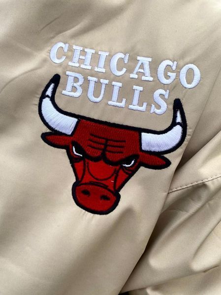 Мужской бомбер оверсайз Chicago Bulls бежевый Куртка Чикаго Буллз Bre-F0011 1 фото