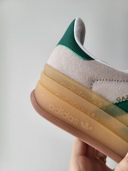 Женские кроссовки Adidas Gazelle на платформе замшевые бежевые Адидас Газели Arm-03456 фото