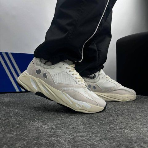 Мужские кроссовки Adidas Yeezy 700 белые с бежевым Адидас Изи в сетку Arm-Yy_700 фото