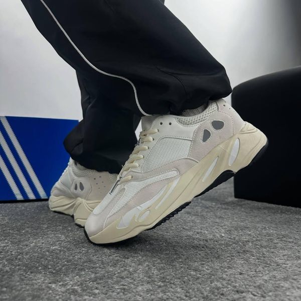 Чоловічі кросівки Adidas Yeezy 700 білі з бежевим Адідас Ізі в сітку Arm-Yy_700 фото