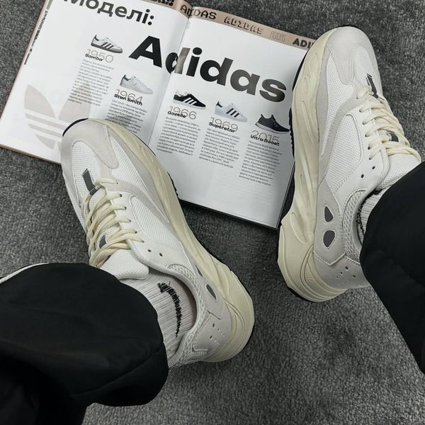 Чоловічі кросівки Adidas Yeezy 700 білі з бежевим Адідас Ізі в сітку Arm-Yy_700 фото