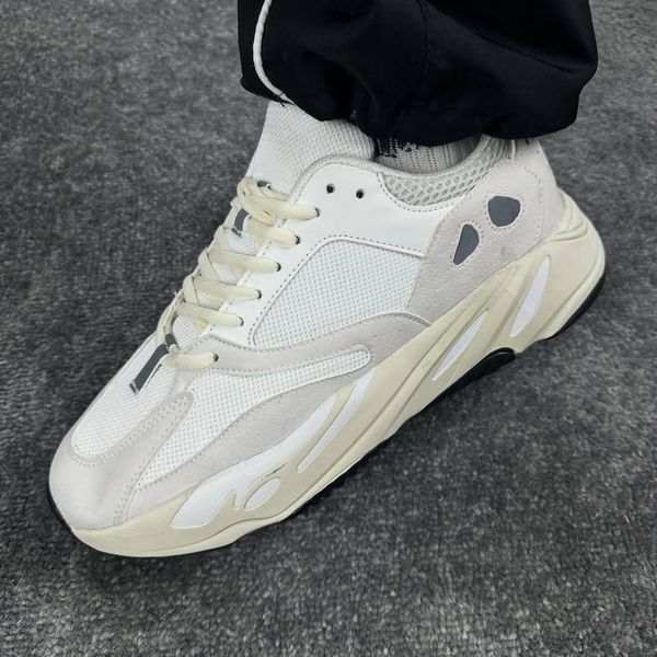 Чоловічі кросівки Adidas Yeezy 700 білі з бежевим Адідас Ізі в сітку Arm-Yy_700 фото