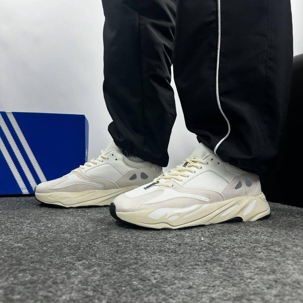 Чоловічі кросівки Adidas Yeezy 700 білі з бежевим Адідас Ізі в сітку Arm-Yy_700 фото