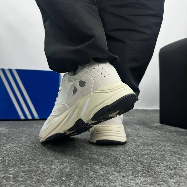 Чоловічі кросівки Adidas Yeezy 700 білі з бежевим Адідас Ізі в сітку Arm-Yy_700 фото