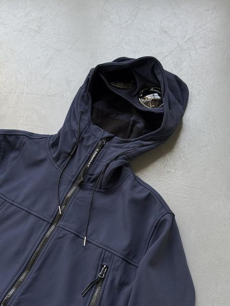 Мужская куртка C.P. Company Soft Shell с капюшоном темно-синяя Ветровка Си Пикани весенняя осенняя Slav-art1303 фото