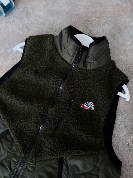 Мужская жилетка Nike без капюшона из плащевки хаки Безрукавка Найк демисезонная Моло-NS5 фото